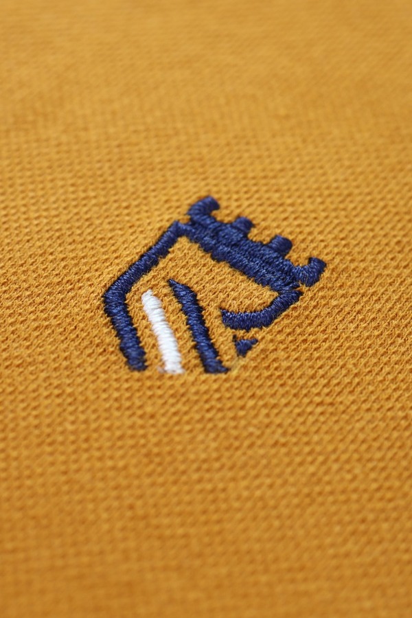 Player Tipo Polo Color Mostaza Con Bordado Corte Slim Fit Para Hombre 